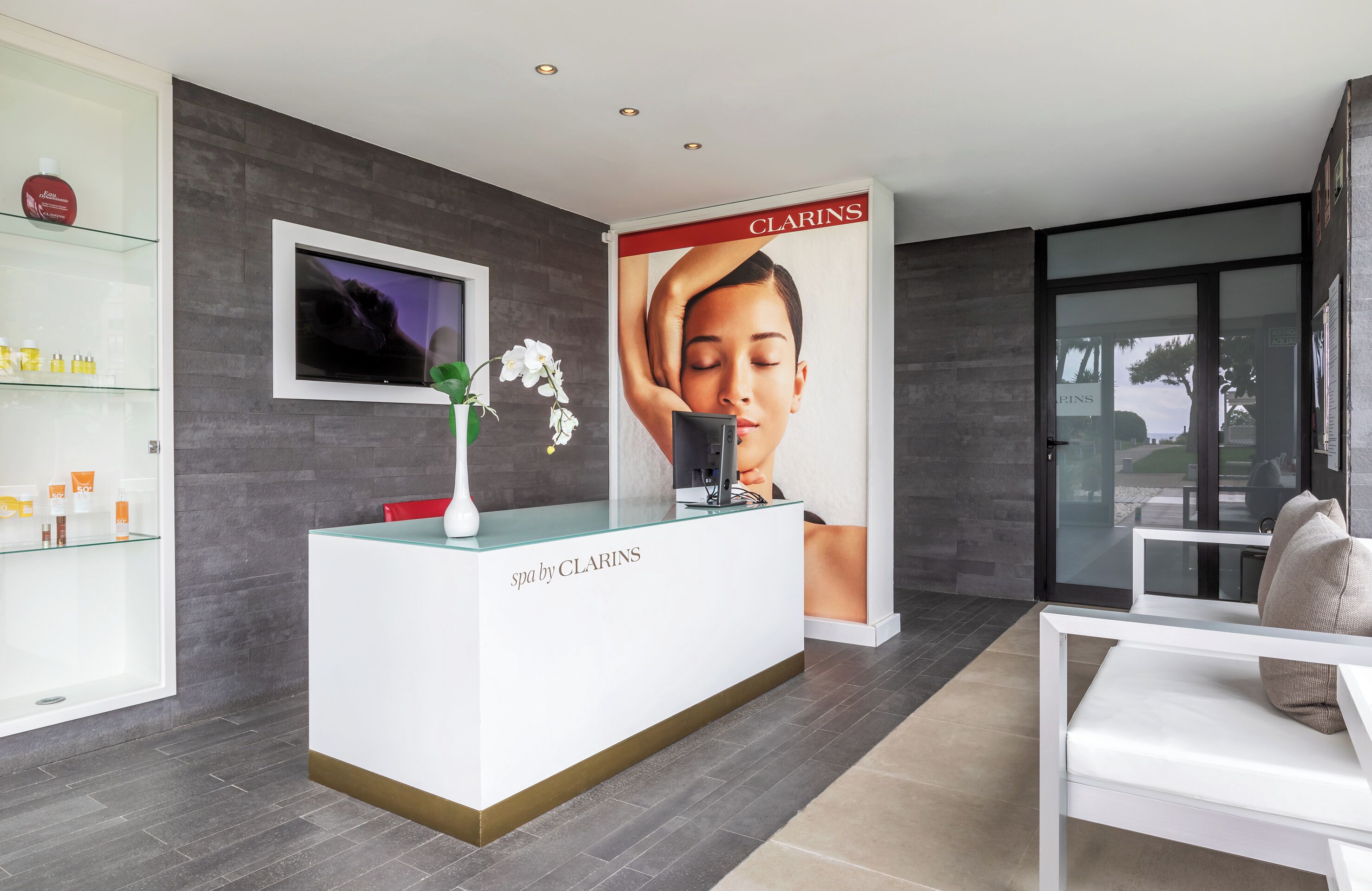 Couples treatment rooms, sauna, hot tub, steam room, body treatments