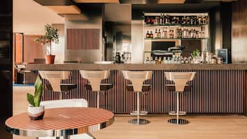 4 restaurants; breakfast, lunch, and dinner served