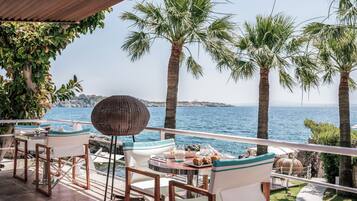 4 restaurants, breakfast, lunch, dinner served; local cuisine