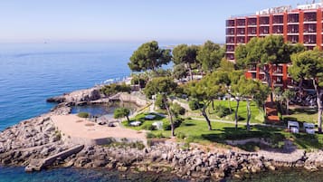 A la platja, platja de sorra blanca i gandules de platja