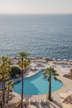 2 outdoor pools, pool loungers