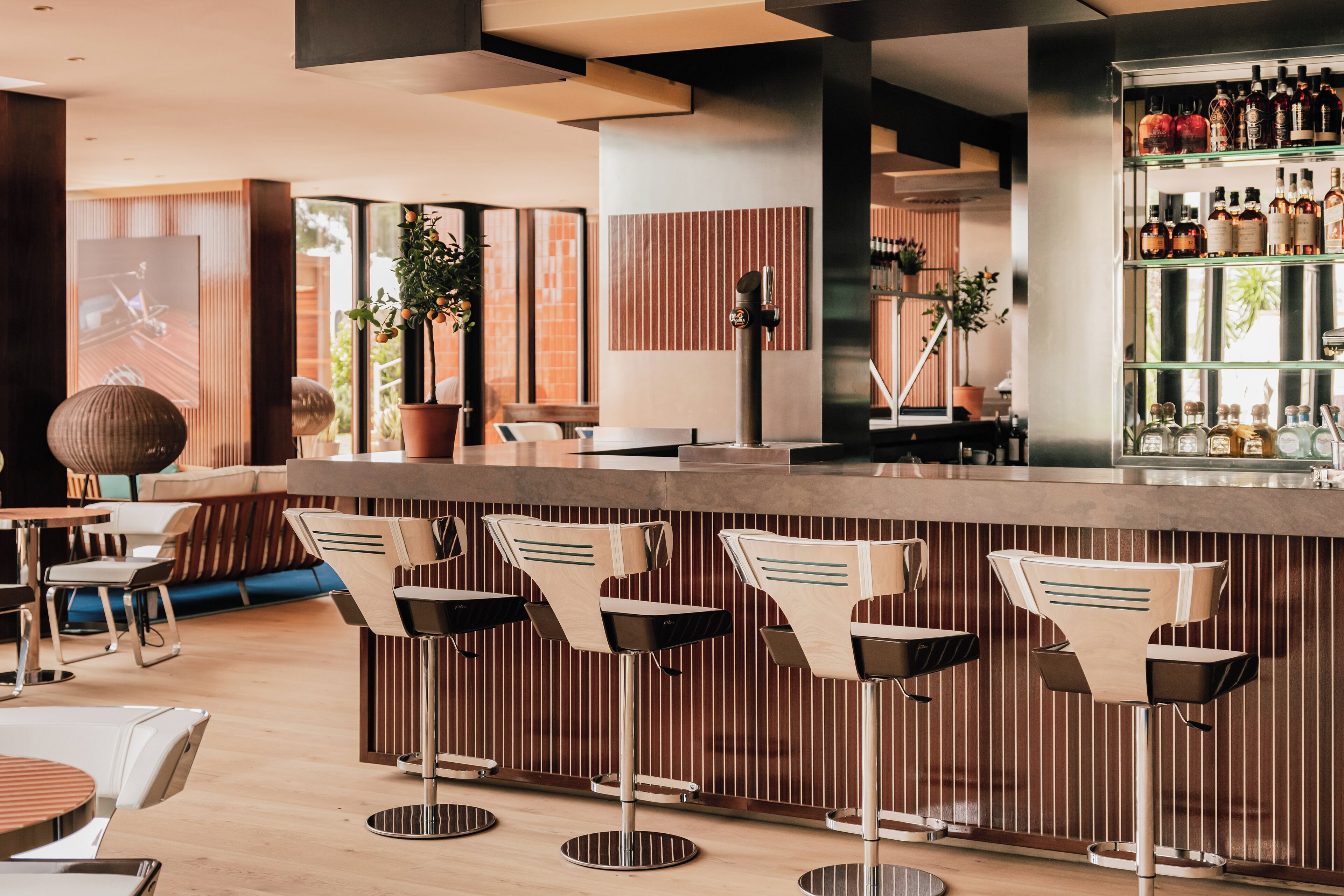4 restaurants; breakfast, lunch, and dinner served