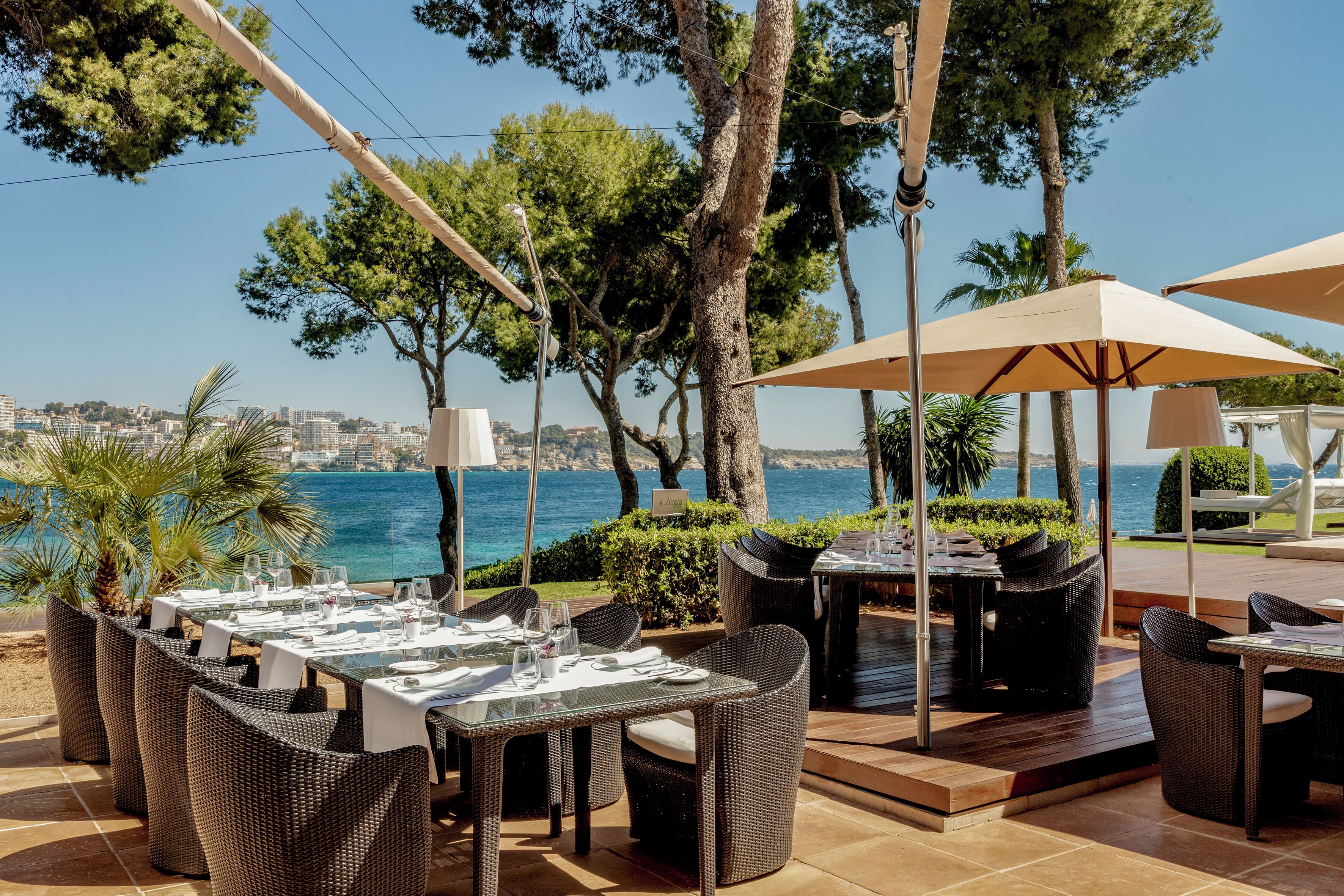 4 restaurants; breakfast, lunch, and dinner served