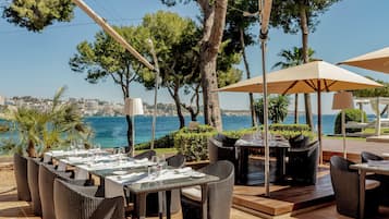 4 restaurants; breakfast, lunch, and dinner served