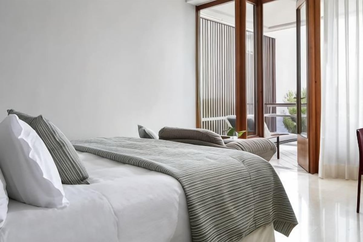 Hypo-allergenic bedding, minibar, in-room safe, desk