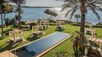 2 outdoor pools, pool loungers