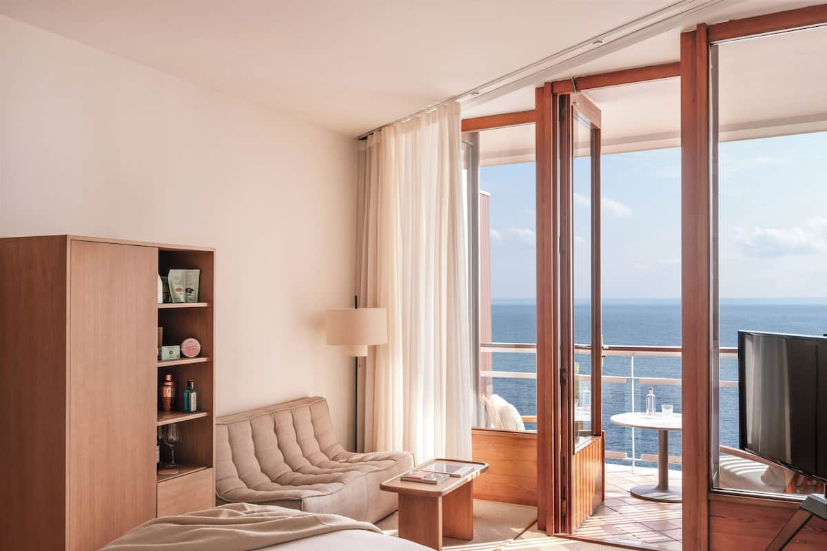 Premium Room, Sea View | Living area | 40-inch flat-screen TV with satellite channels, TV