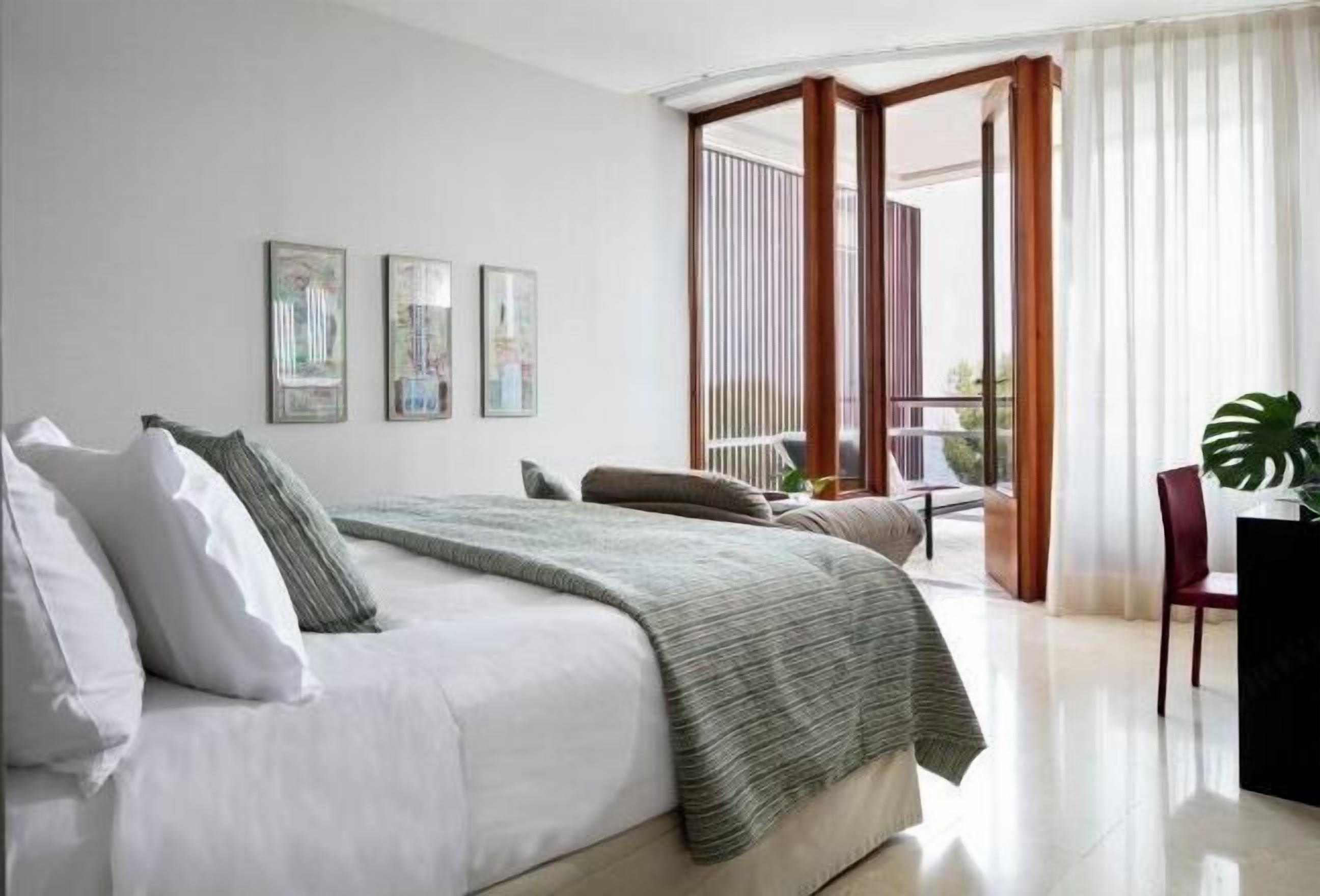 Hypo-allergenic bedding, minibar, in-room safe, desk