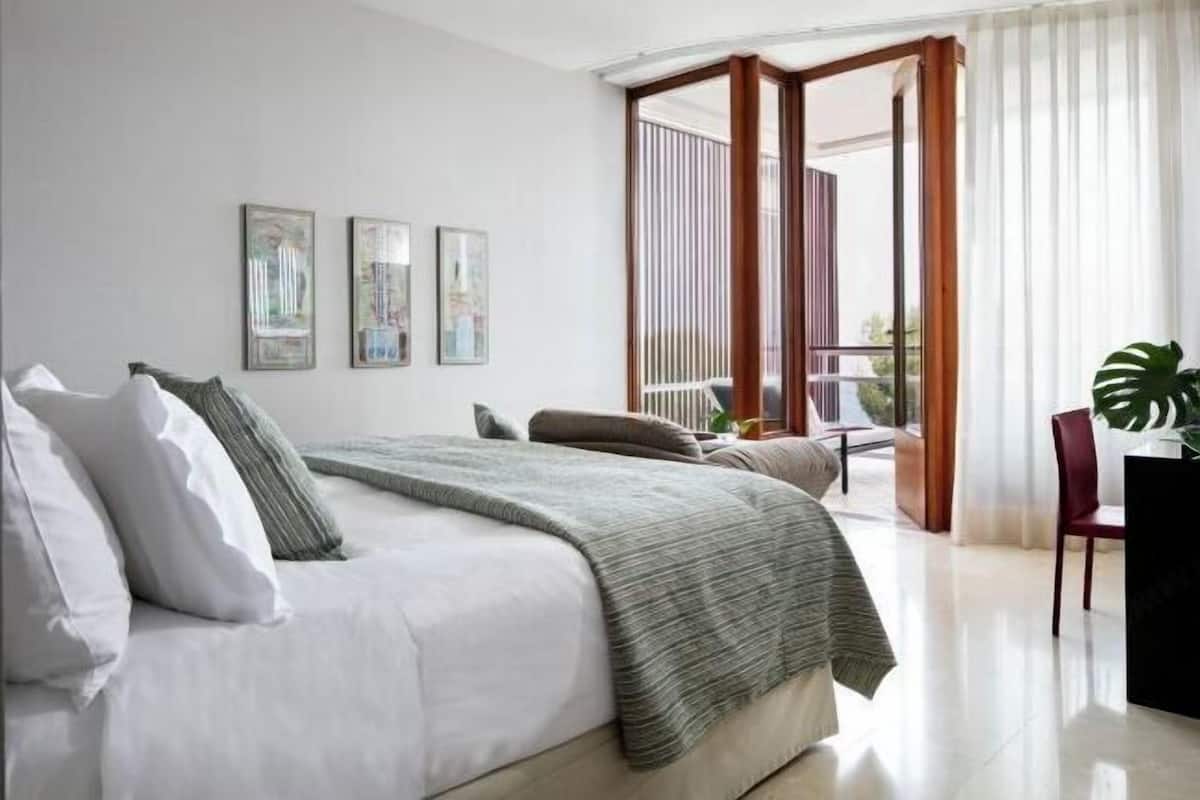 Hypo-allergenic bedding, minibar, in-room safe, desk