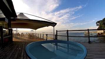 2 室外游泳池,日光浴躺椅