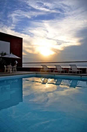 2 piscines extérieures, chaises longues