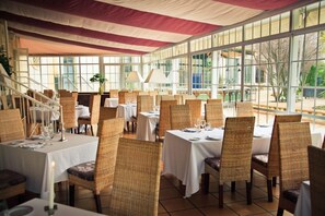 供应早餐、午餐和晚餐，花园景观