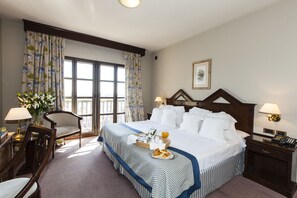 标准双人房 | 迷你吧、客房内保险箱、办公桌、遮光窗帘