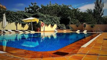Piscine extérieure (ouverte en saison), parasols de plage