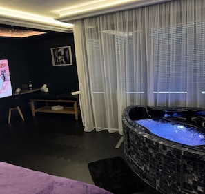 Black Heaven | 高級寢具、獨特裝潢、布置獨特、書桌