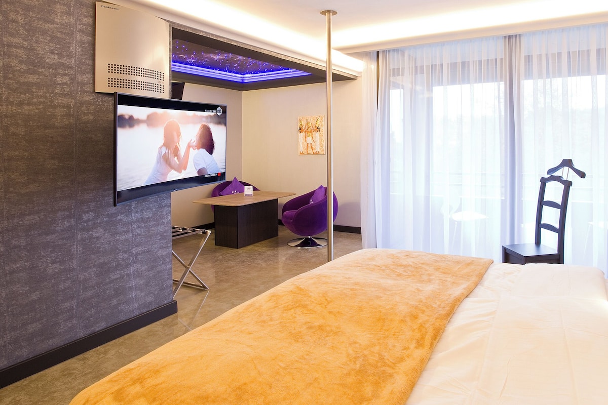 Cleopatra | Premium bedding, individually decorated, individually furnished, desk