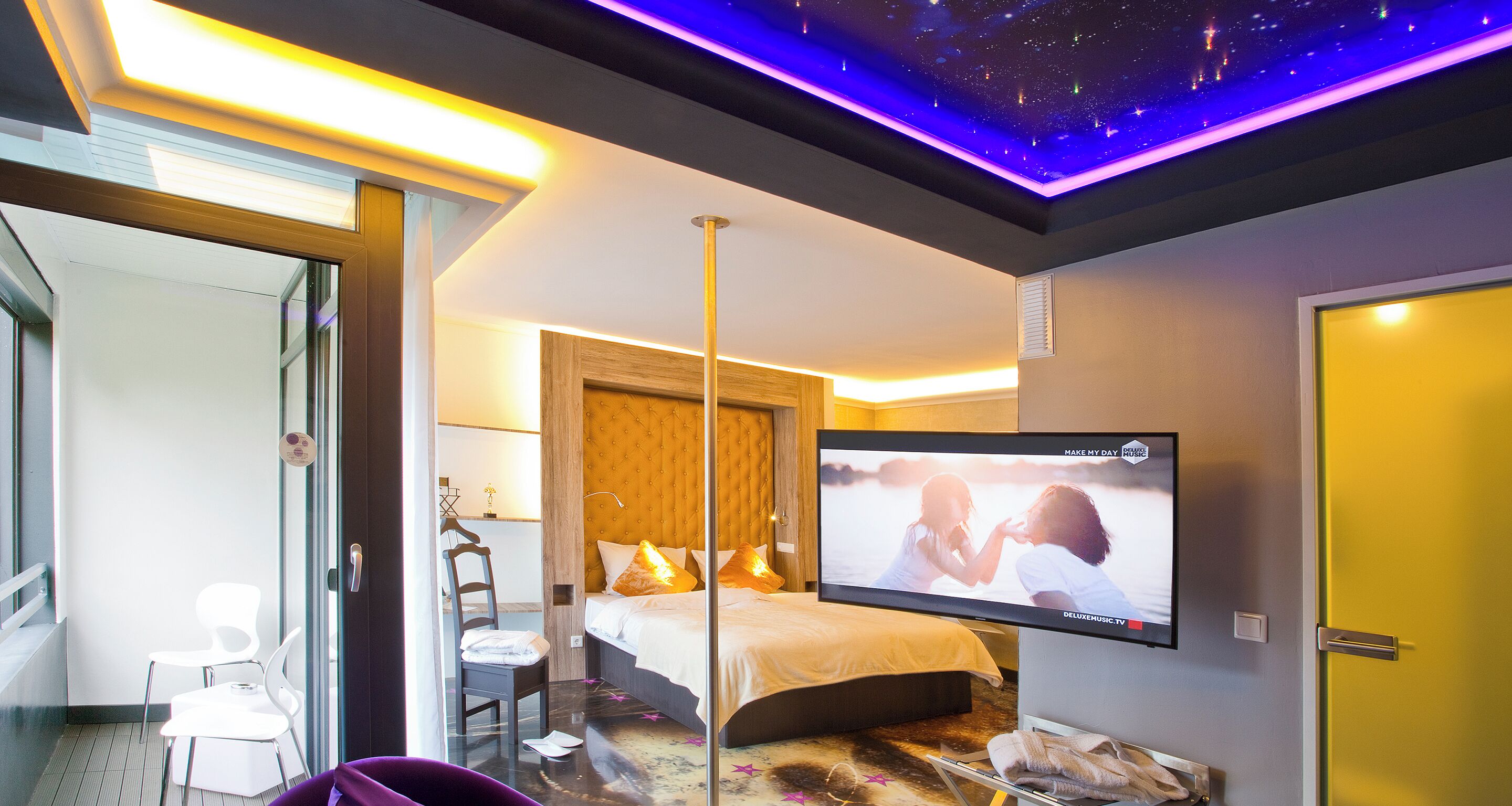 hollywood | 1 bedroom, premium bedding, individually decorated