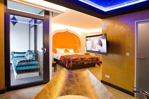 Indien | Living area | 48-inch LED TV with satellite channels, TV