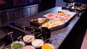Een buffet met diverse gerechten en toevoegingen.