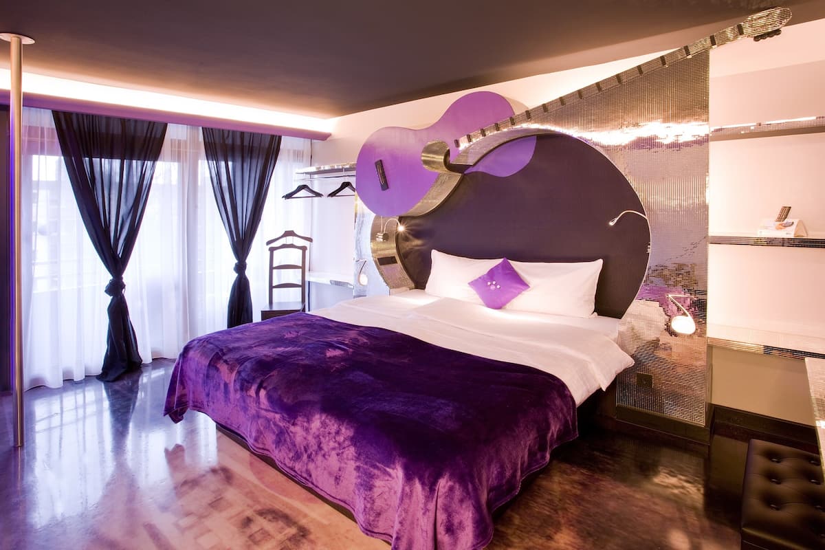 Musik (mit Badewanne) | Premium bedding, individually decorated, individually furnished, desk