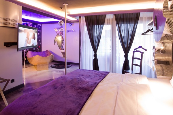 Premium bedding, individually decorated, individually furnished, desk