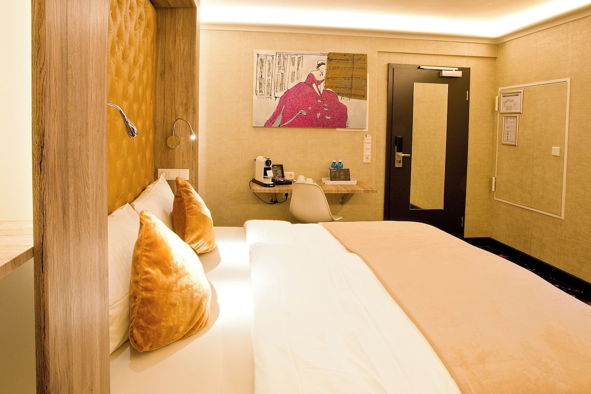 Hollywood | Premium bedding, individually decorated, individually furnished, desk