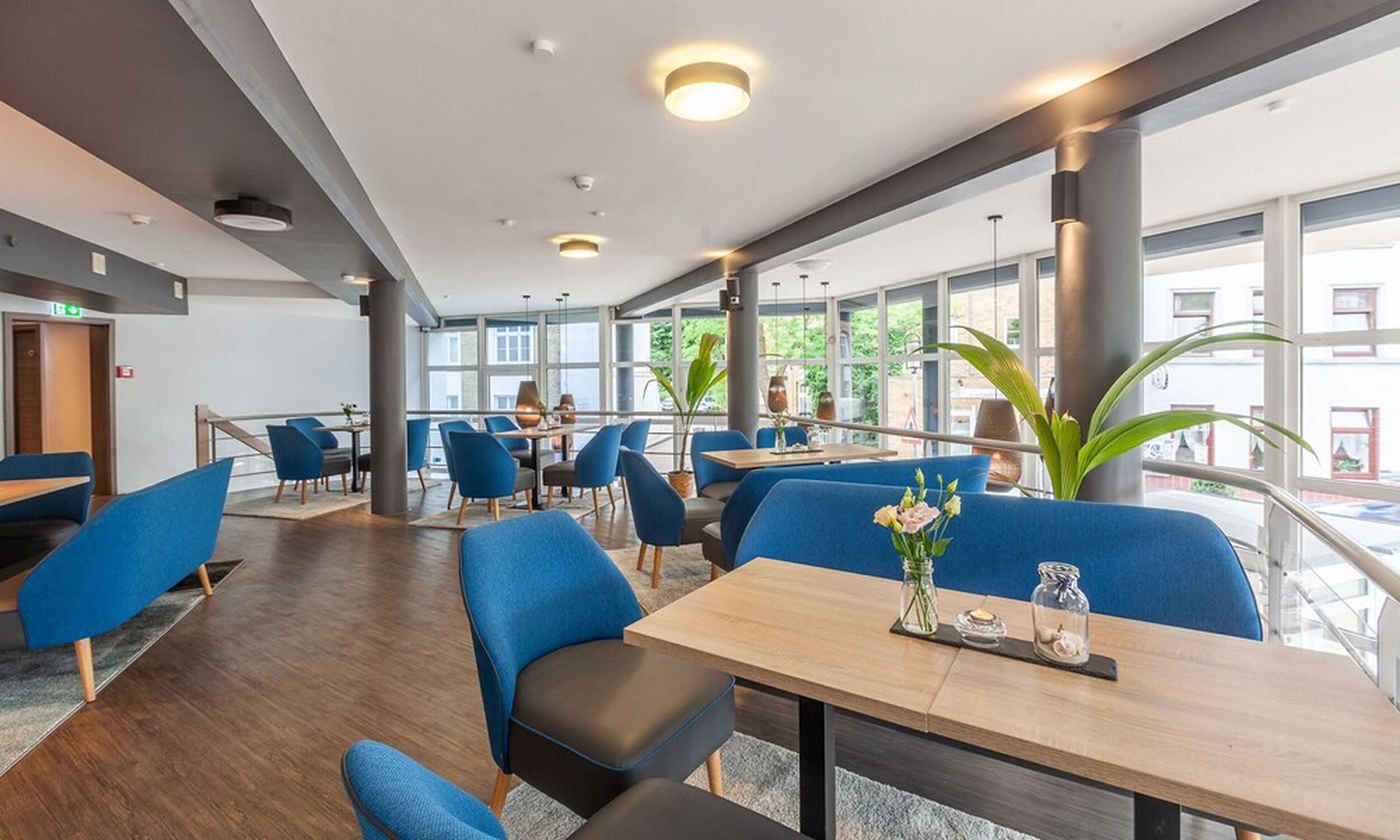 Desayuno buffet diario (EUR 15 por persona)