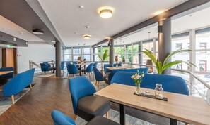 بوفيه فطور يوميًا بتكلفة قدرها (15 EUR للشخص)