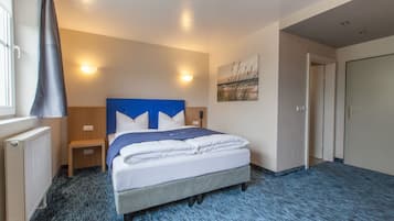 Schreibtisch, BĂŒgeleisen/BĂŒgelbrett, kostenloses WLAN, BettwĂ€sche