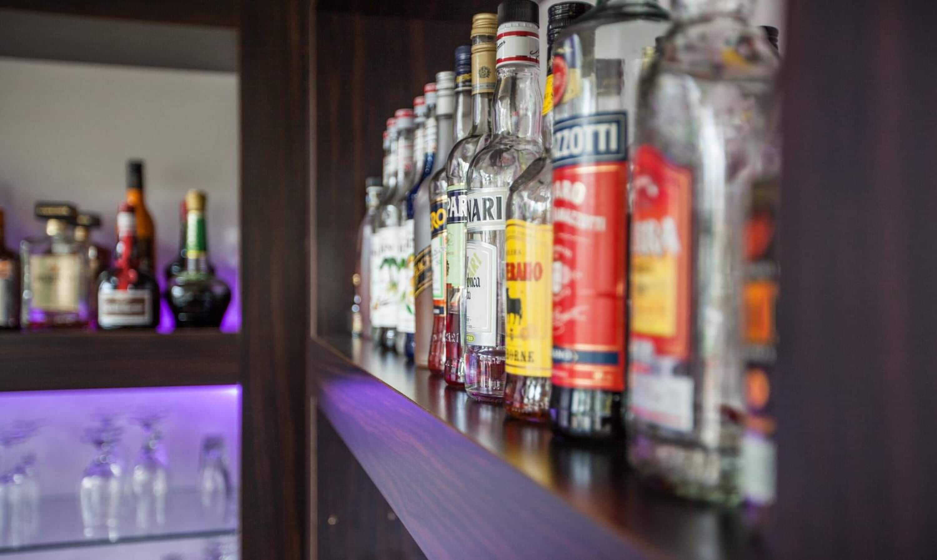 Un bar con diferentes botellas de licor.