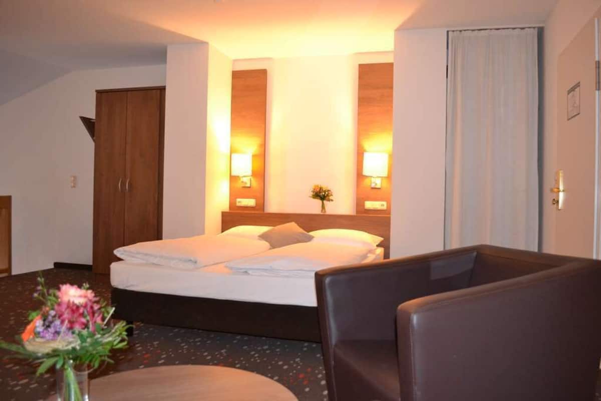 suite, 1 double bed, kitchenette | hypo-allergenic bedding, minibar, in-room safe, desk