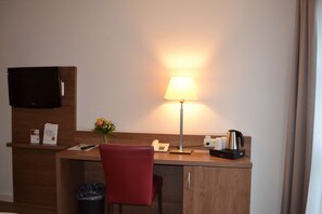 Hypo-allergenic bedding, minibar, in-room safe, desk