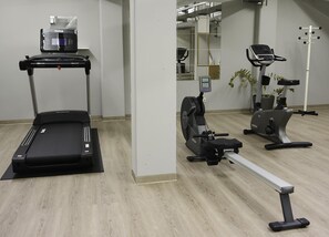 A gym with a treadmill, stationary bike, and elliptical machine. - Best Western Hotel Erlangen (Erlangen)