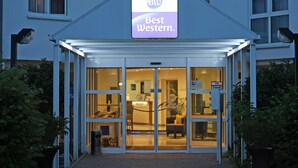 A hotel entrance with a sign reading "Best Western." - Best Western Hotel Erlangen (Erlangen)