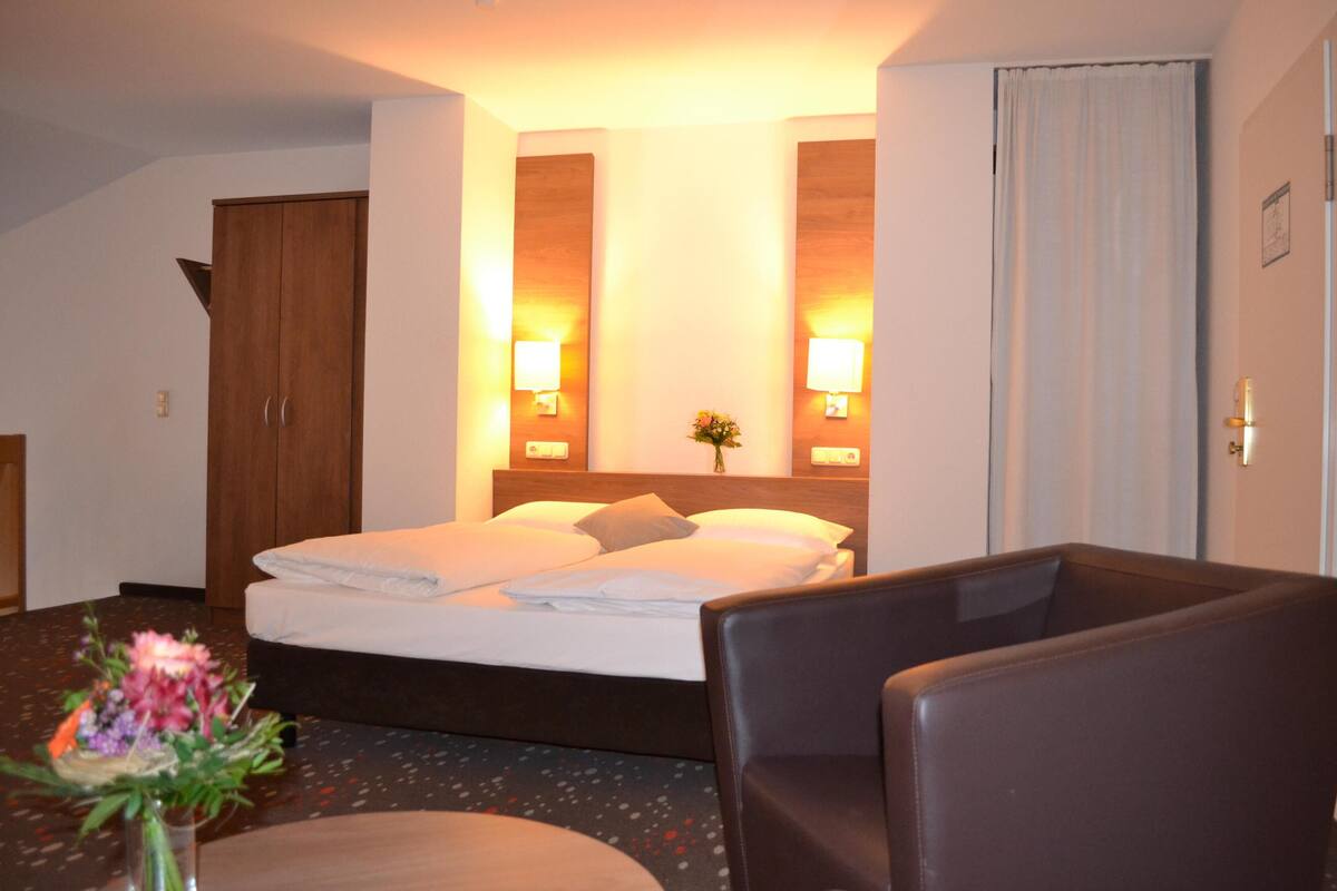 Suite, 1 Double Bed, Kitchenette | Hypo-allergenic bedding available, in-room safe, desk, blackout drapes