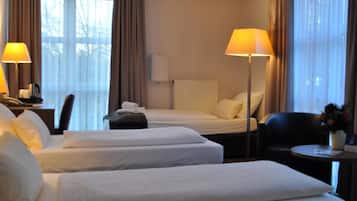 ملاءات للفراش لا تسبب الحساسية وميني بار وخزنة داخل الغرفة ومكتب