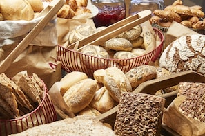 Tägliches Frühstücksbuffet (25 EUR pro Person)