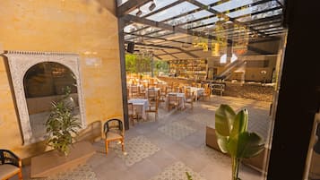 4 restaurants, breakfast served