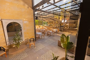 4 restaurantes, se sirve desayuno