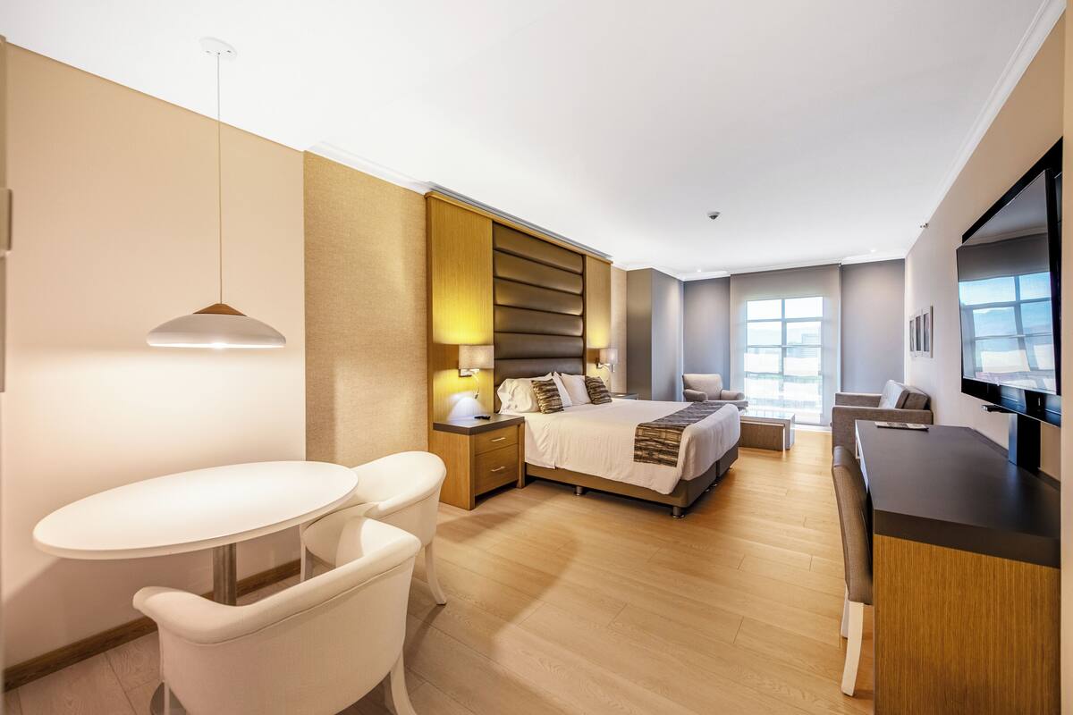 Suite Junior, 1 Tempat Tidur King dengan tempat tidur Sofa | Minibar, brankas, meja kerja, dan tirai kedap cahaya