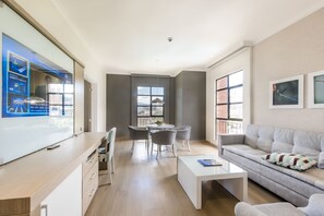 Suite | Wohnbereich | 66-Zoll-Flachbildfernseher mit Kabelempfang, Fernseher