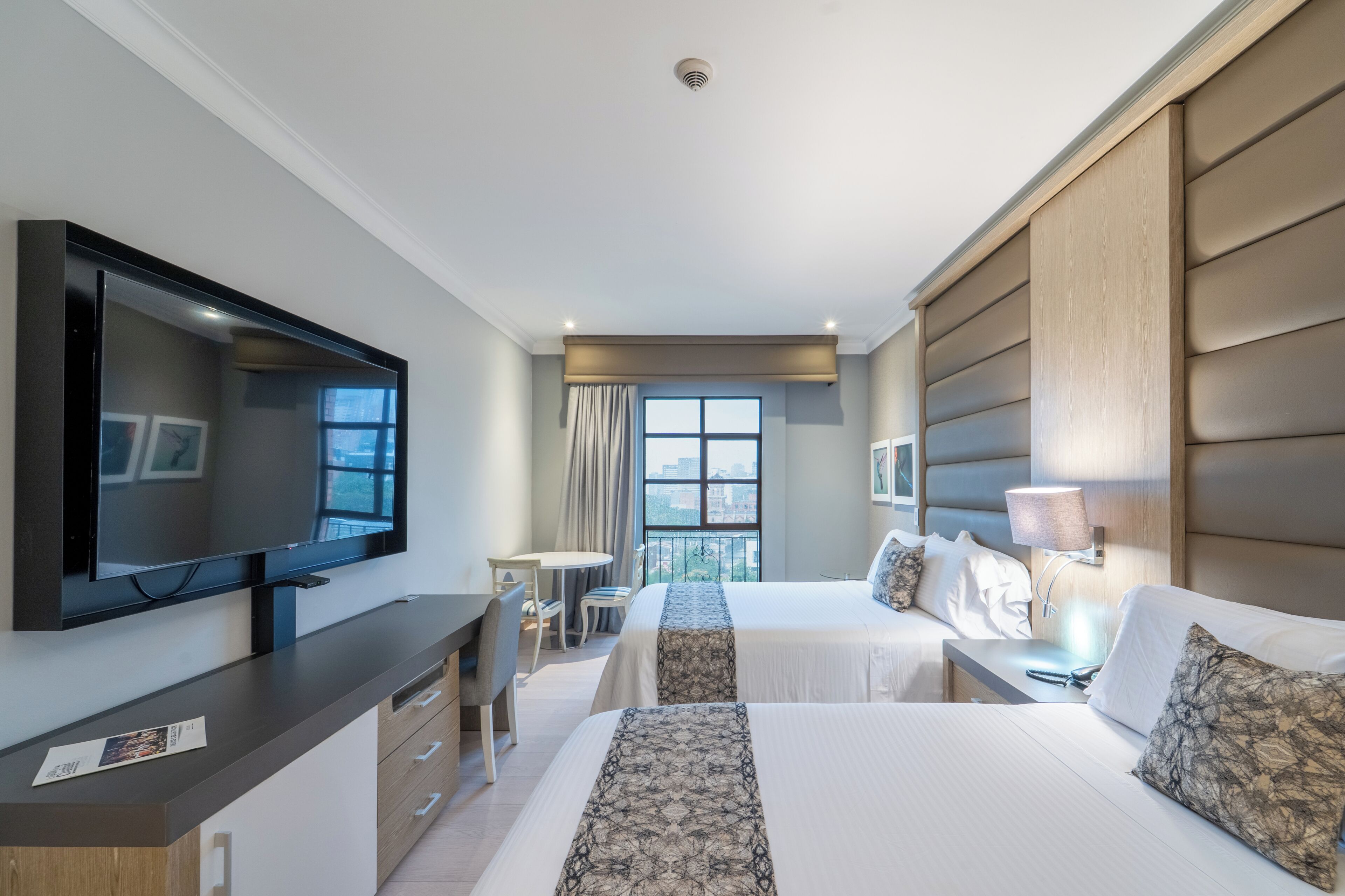 Kamar Twin Standar | Minibar, brankas, meja kerja, dan tirai kedap cahaya