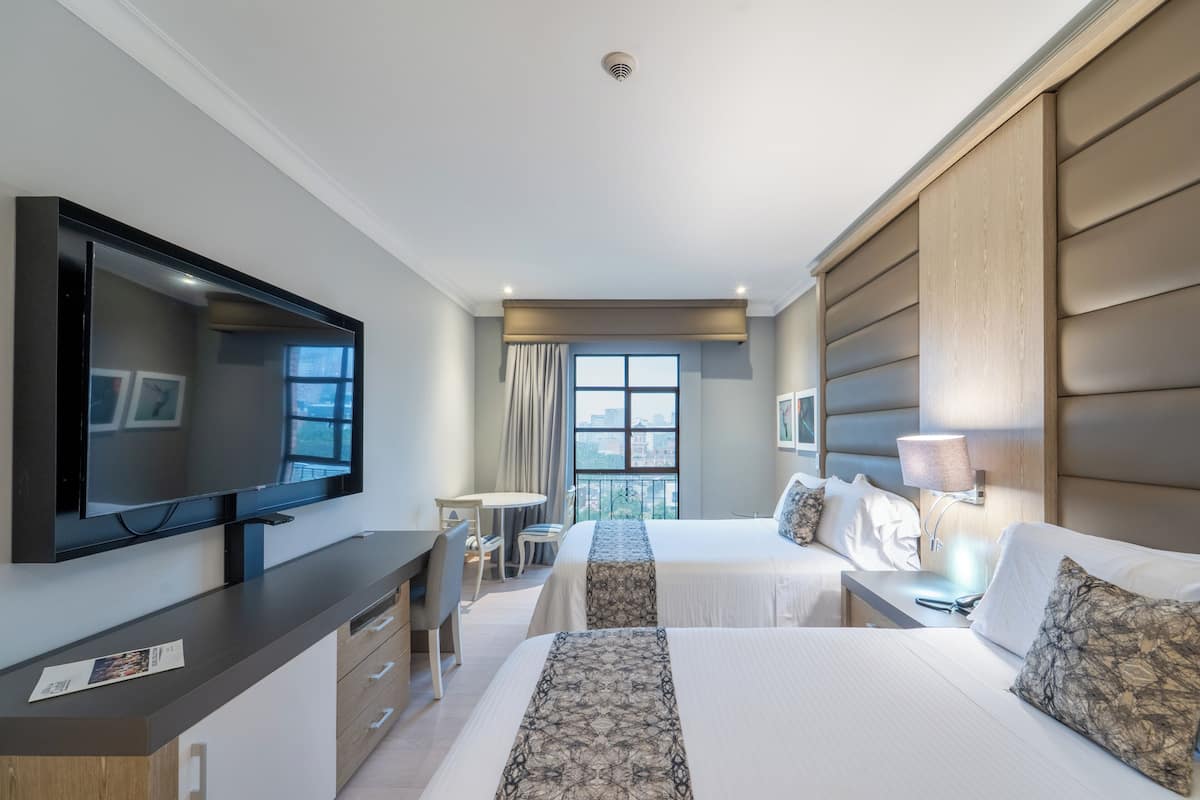 Kamar Twin Standar | Minibar, brankas, meja kerja, dan tirai kedap cahaya