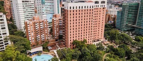 Vista frontal de la propiedad