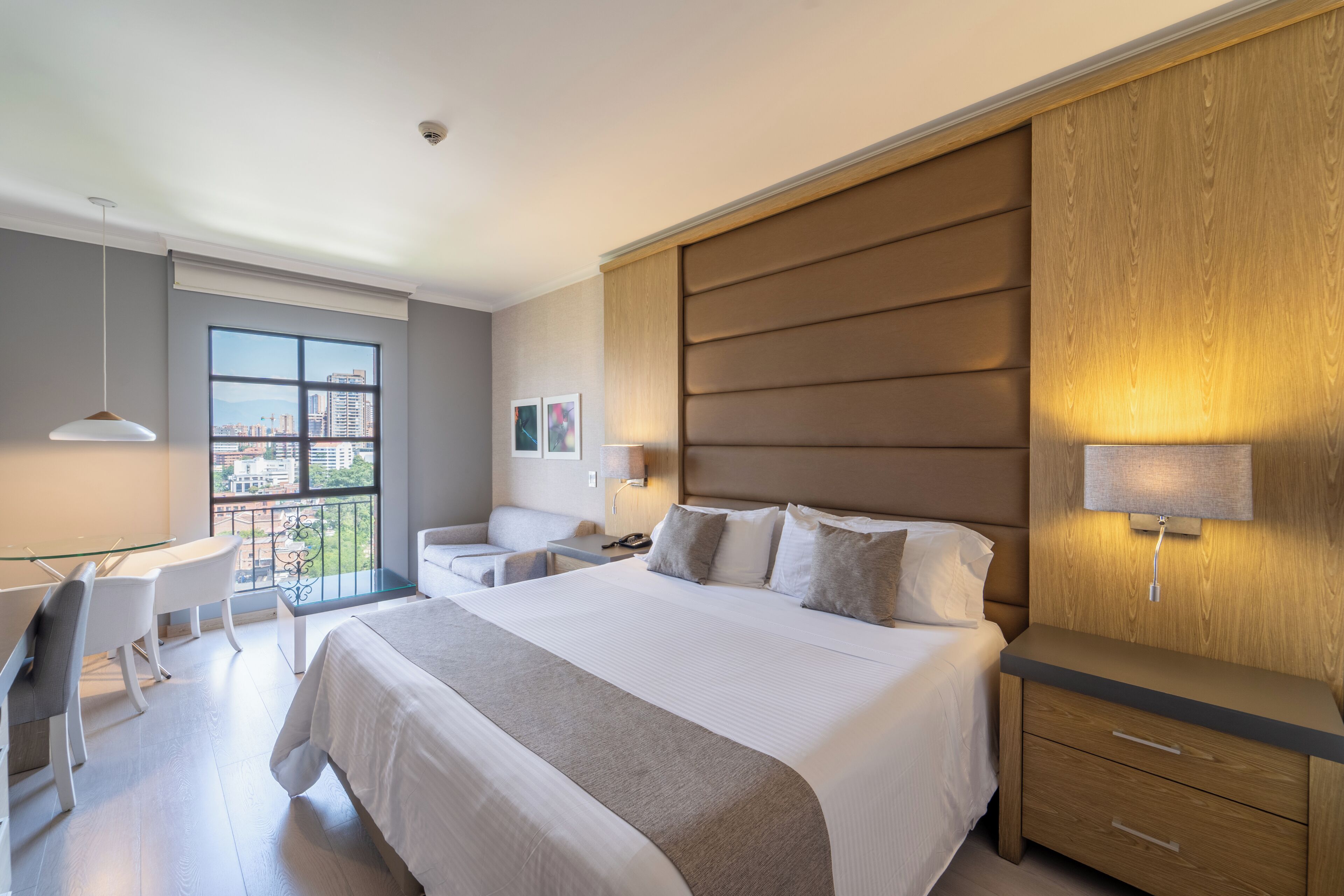 Minibar, brankas, meja kerja, dan tirai kedap cahaya