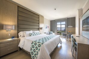 Minibar, safe på rommet, skrivebord og blendingsgardiner