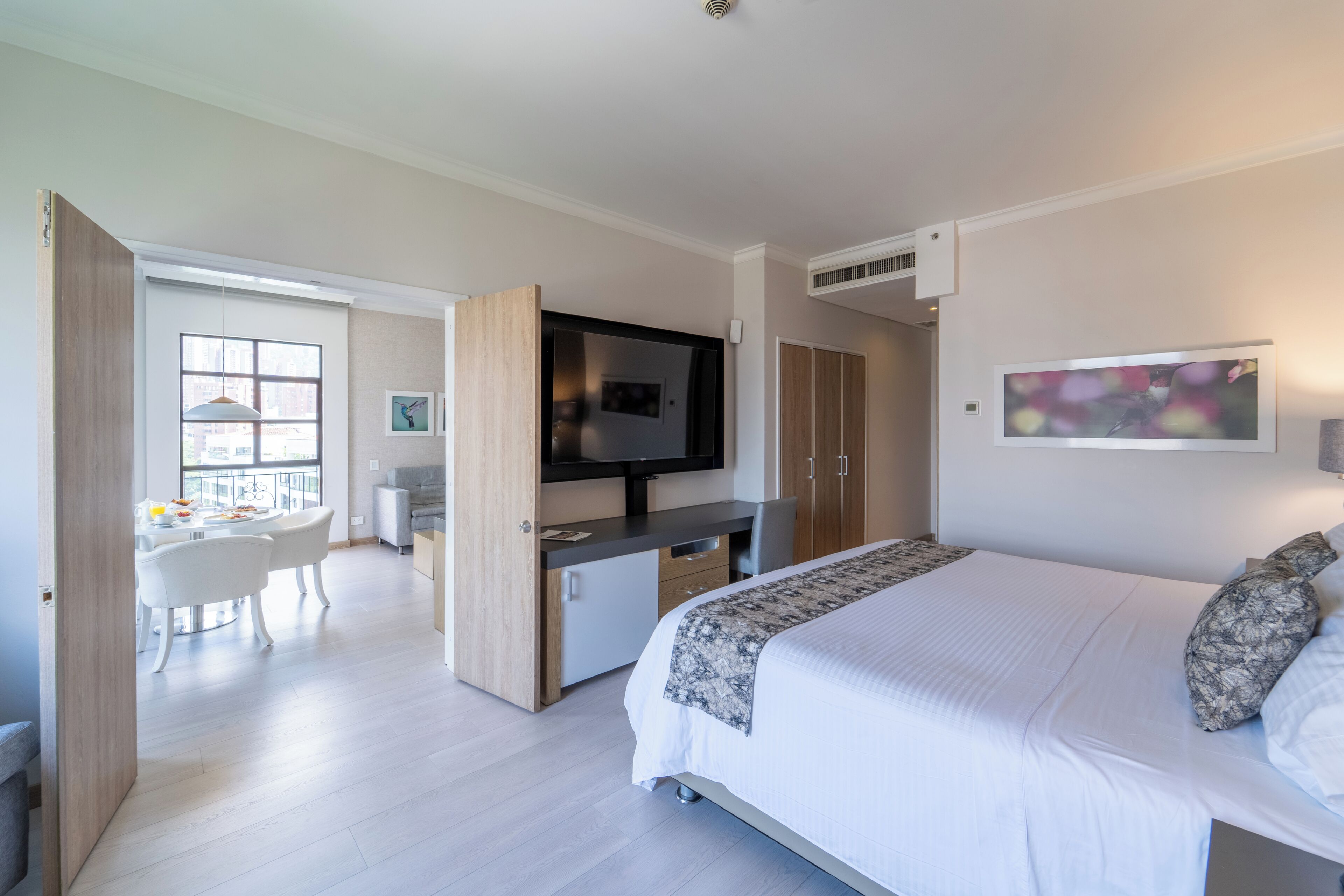 Suite Mewah, 1 Tempat Tidur King dengan tempat tidur Sofa | Minibar, brankas, meja kerja, dan tirai kedap cahaya