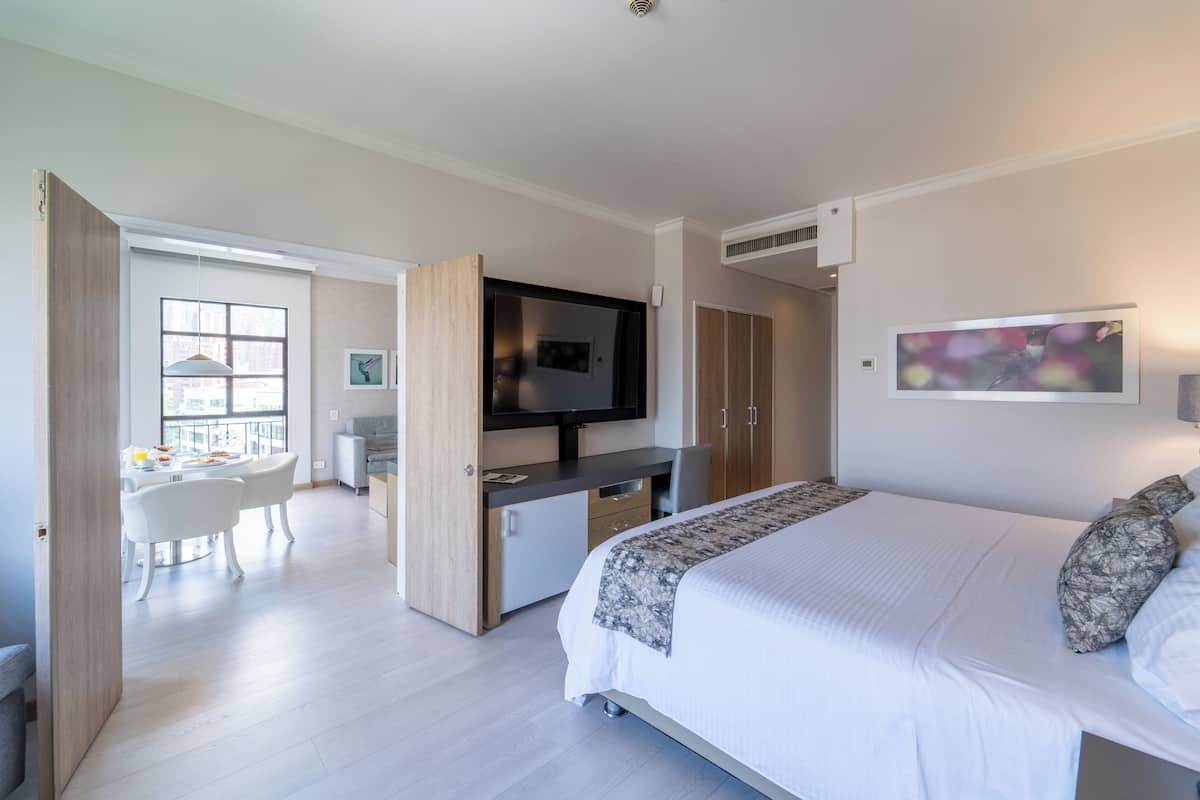 Suite de lujo, 1 cama King size y sofá cama | Minibar, caja de seguridad en la habitación y escritorio