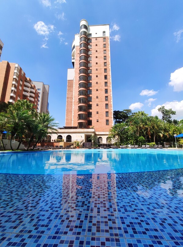 Piscina externa, guarda-sóis, espreguiçadeiras