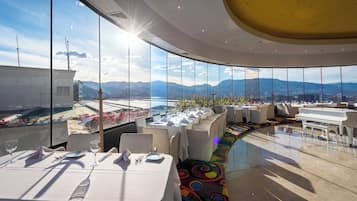 4 restaurants, breakfast served